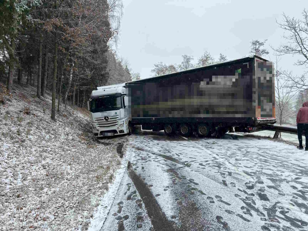 Verkehrsunfall – Aufräumarbeiten aufgrund winterlicher Fahrbahnverhältnisse