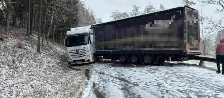 Verkehrsunfall – Aufräumarbeiten aufgrund winterlicher Fahrbahnverhältnisse