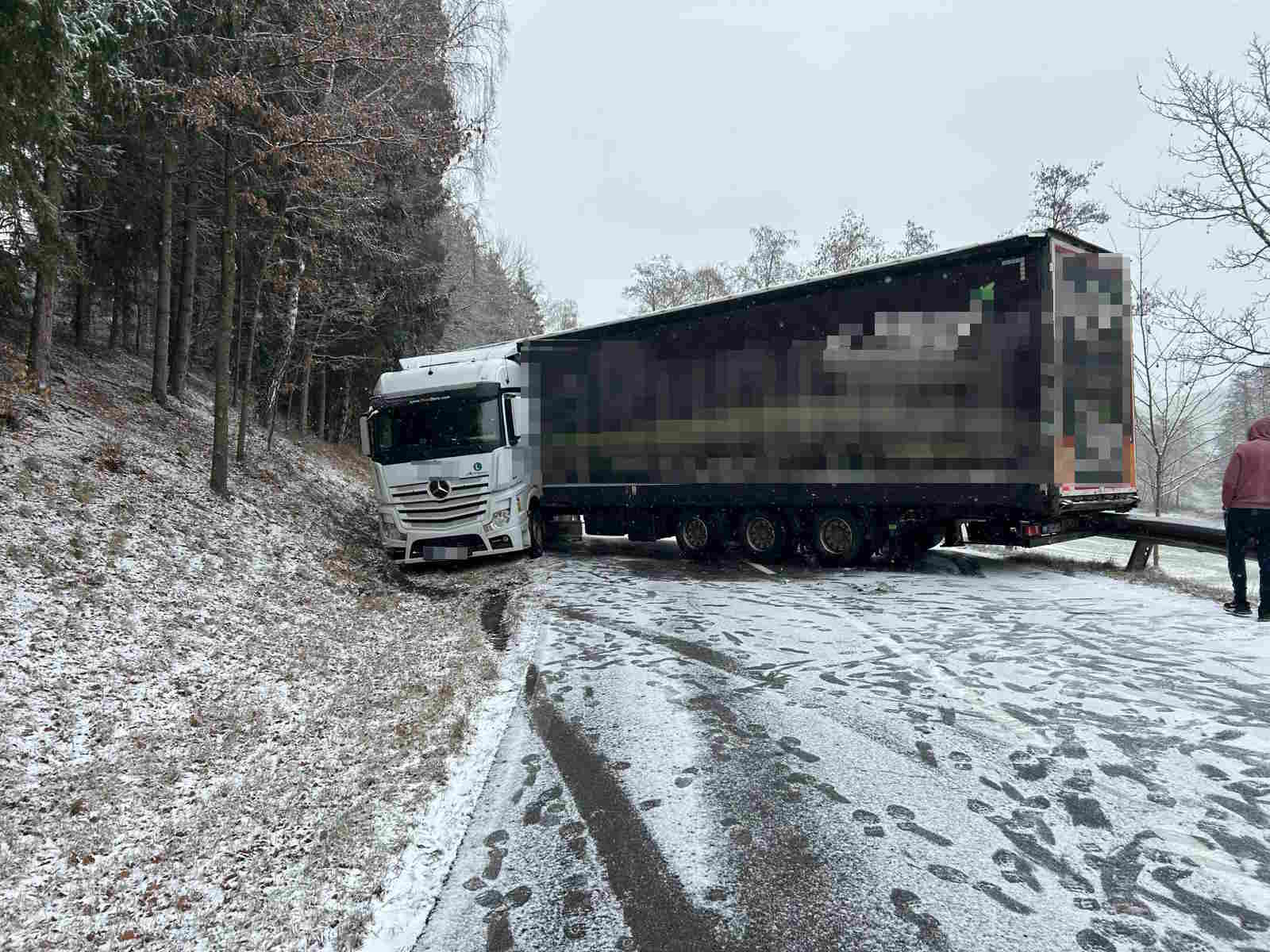 Verkehrsunfall – Aufräumarbeiten aufgrund winterlicher Fahrbahnverhältnisse